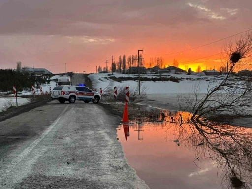 Karayazı&rsquo;da g&ouml;let taştı, yol ulaşıma kapatıldı
