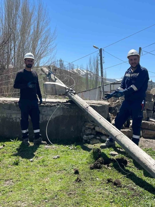 Karayazı’da hortum ve fırtına enerji hatlarını vurdu

