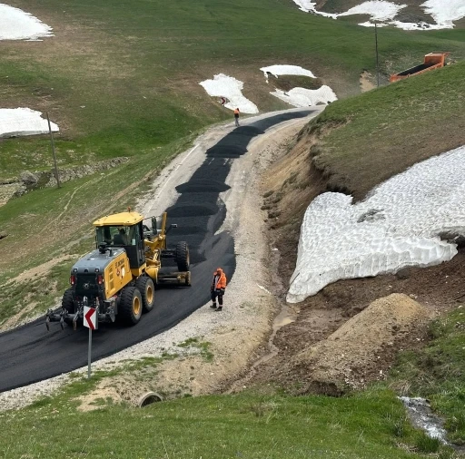 Karayolları Bayburt ekipleri Balahor yolunu asfaltlıyor
