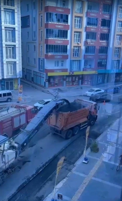 Karayolları ekipleri Kars&rsquo;ta şehir i&ccedil;i yollarda asfalt seferberliği başlattı
