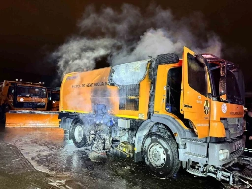 Karayolları&rsquo;na ait kamyon alevlere teslim oldu
