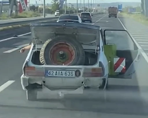 Karayolunda bagaj ve kapısı vaziyette seyretti
