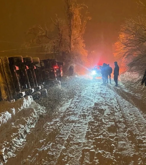 Karda kayan CNG tankeri devrildi
