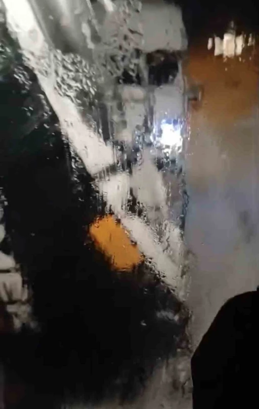 Karda mahsur kalan 50 iş&ccedil;i kurtarıldı
