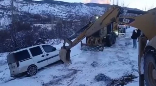 Karda mahsur kalan ara&ccedil;, ekipler tarafından kurtarıldı
