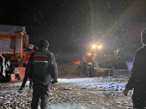 Karda mahsur kalan ara&ccedil;ların imdadına Jandarma ekipleri yetişti
