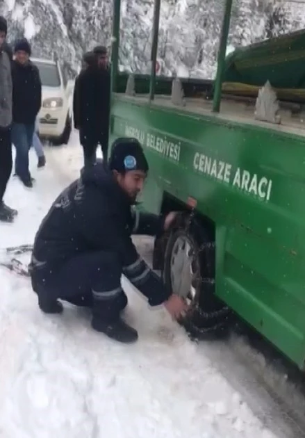 Karda mahsur kalan cenaze aracı i&ccedil;in seferber oldular

