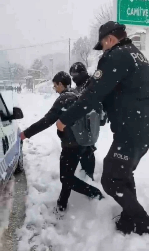 Karda mahsur kalan &ouml;ğrencilere emniyet ekipleri yetişti
