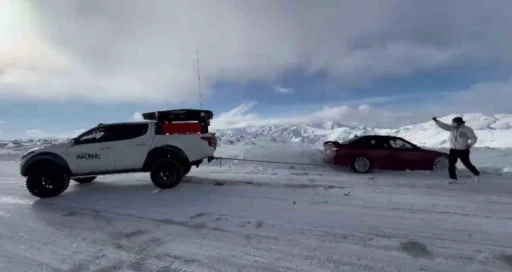 Karda mahsur kalan s&uuml;r&uuml;c&uuml;n&uuml;n yardımına yetişti
