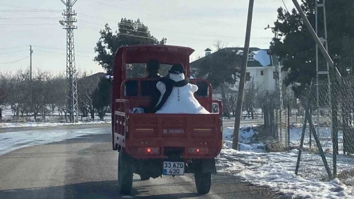 Kardan adam motosiklet kasasında yola &ccedil;ıktı
