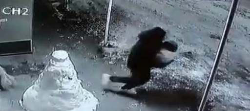 Kardan adamın kafasını &ccedil;aldılar, o anlar kamerada
