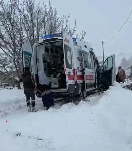 Kardan kapanan yolda hastaneye yetişemeden ambulansta doğum yaptı
