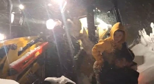 Kardan yolu kapanan k&ouml;yde rahatsızlanan &ccedil;ocuğun imdadına ekipler yetişti

