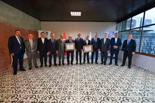 KARDEMİR&rsquo;de onursal başkanlık &uuml;nvanları takdim edildi
