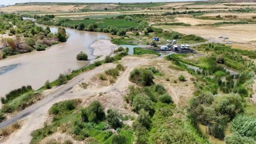 Kardeşini ve yakınını kurtarmak isterken Dicle Nehri’nde kaybolan genci arama çalışmaları havadan görüntülendi
