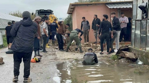 Kardeşleri ve arkadaşlarıyla oynarken tahliye kanalına d&uuml;şen 3 yaşındaki Berra hayatını kaybetti
