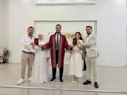 Kardeşlerin &ccedil;ifte mutluluğu:  Aynı g&uuml;n evlenip, birbirlerine şahit oldular
