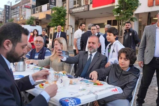 Kardeşlik ve dayanışma sofrası: Sancaktepeliler bayram sabahı Akın Caddesi&rsquo;nde buluştu
