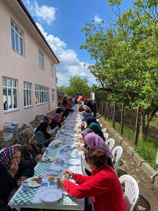 Karesi&rsquo;de geleneksel hayır yemeğine 2 bin kişi katıldı
