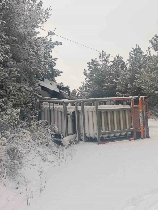 KARGAZ doğalgaz tırı devrildi: Sızıntı sebebiyle yol trafiğe kapatıldı

