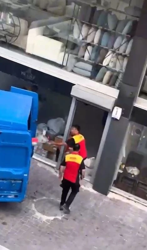 Kargo firması çalışanları kolileri kamyona fırlatarak yükledi
