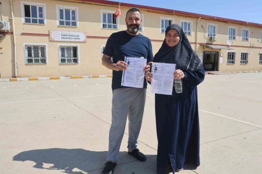 Karı, koca çift el ele girdikleri sınav merkezinde yan yana sınıflarda üniversite hayali için ter döktüler
