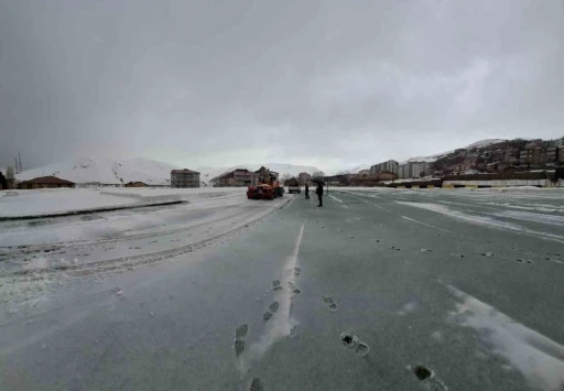Karla kaplanan stadyum kısa s&uuml;rede ma&ccedil;lara hazırlandı

