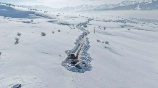 Karla kaplı mezrada mahsur kalan k&ouml;yl&uuml;n&uuml;n imdadına ekipler yetişti
