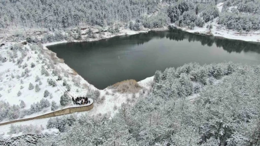 Karla kaplı orman i&ccedil;erisindeki g&ouml;let, kış manzarasıyla mest ediyor
