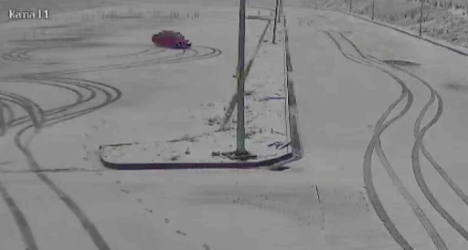 Karla kaplı sınav parkurunda drift yaptılar, kameraya yakalandılar
