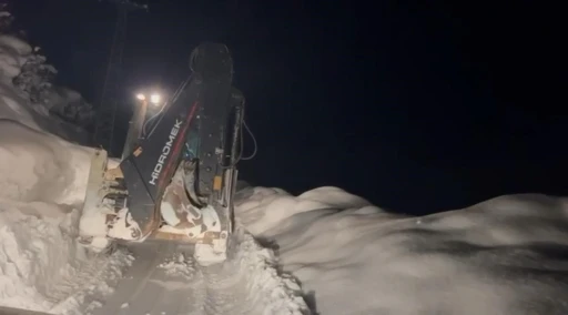 Karla m&uuml;cadele ekipleri gece g&uuml;nd&uuml;z yol a&ccedil;ıyor
