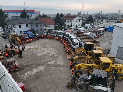 Karla m&uuml;cadelede 200 personel, 33 iş makinesi sahada olacak
