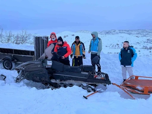 Karla m&uuml;cadelede g&uuml;&ccedil; birliği: Tunceli&rsquo;de zamanla yarış
