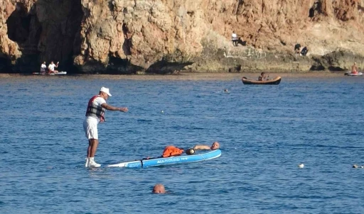 Karlı dağların gölgesinde 20 derecelik sıcak havada deniz keyfi yaptılar
