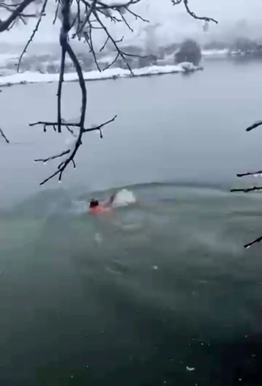 Karlı havada Dicle Nehri&rsquo;ne daldı
