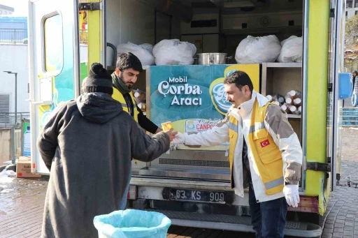 Karlı havada sıcak &ccedil;orba ikramı
