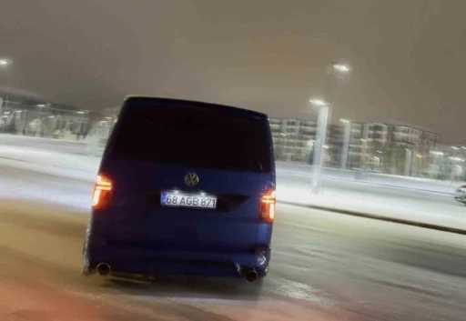 Karlı yolda drift atan s&uuml;r&uuml;c&uuml;lerin tehlikeli anları kamerada
