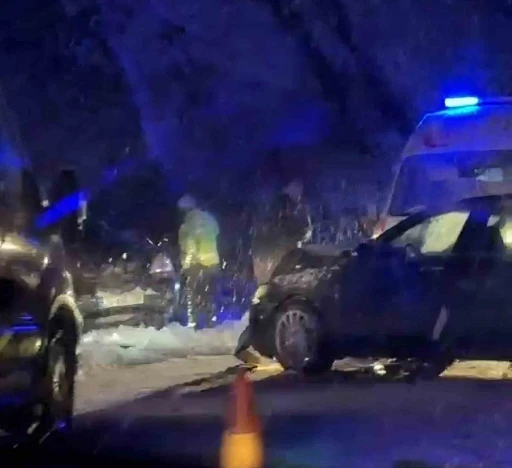 Karlı yolda kayan otomobil karşı şeritten gelen ara&ccedil;la &ccedil;arpıştı: 6 yaralı
