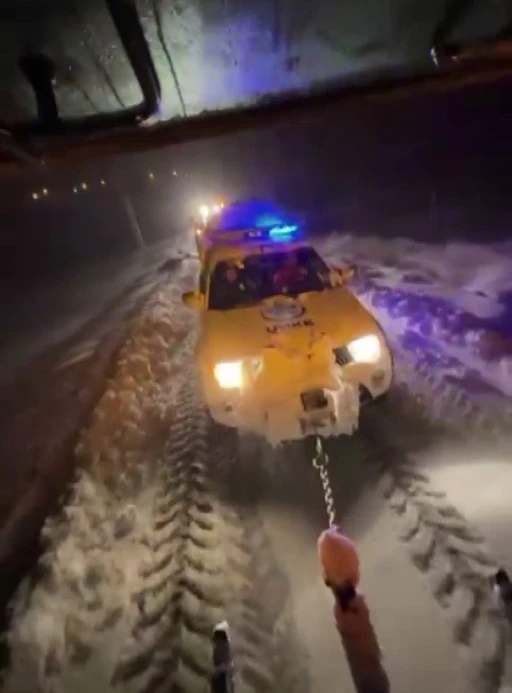 Karlı yolda mahsur kalan ekiplerin yardımına k&ouml;yl&uuml;ler yetişti
