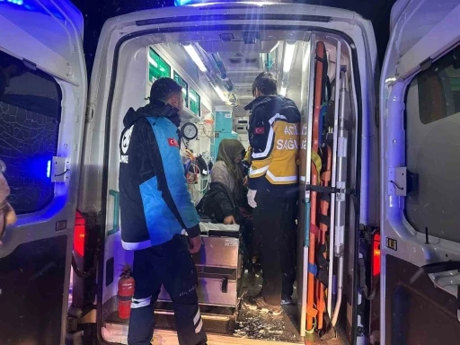 Karlı yollar aşıldı, hasta kadın kurtarıldı
