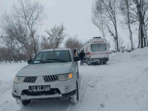 Karlı yollar aşıldı, kalp hastası muhtar i&ccedil;in ekipler seferber oldu
