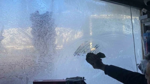 Karlıova buz tuttu: Yetişkinler cefasını, &ccedil;ocuklar ise sefasını s&uuml;rd&uuml;
