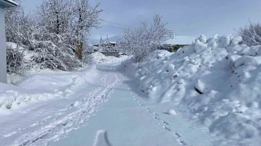 Karlıova&rsquo;da kar yağışı etkisini s&uuml;rd&uuml;r&uuml;yor
