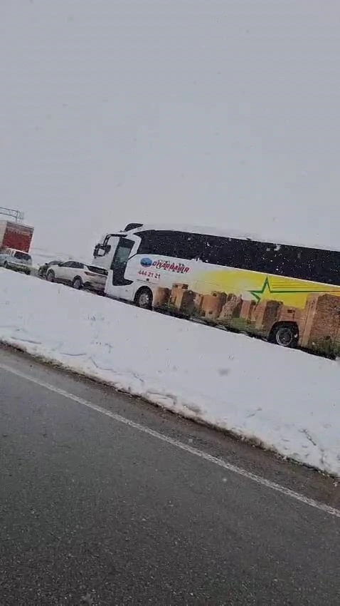 Karlıova-Erzurum karayolunda kar nedeni ile uzun araç kuyruğu oluştu
