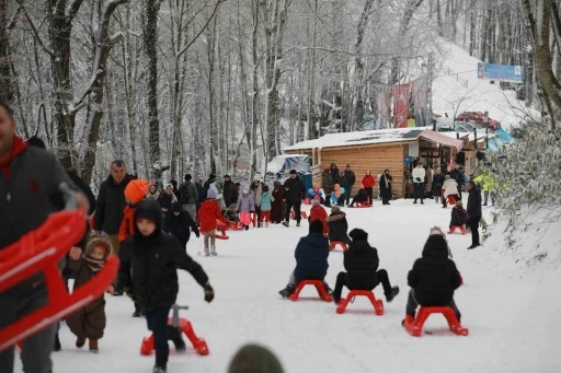 Karne hediyesi kar eğlencesi: Aktepe&rsquo;de 7&rsquo;den 70&rsquo;e kızak ş&ouml;leni
