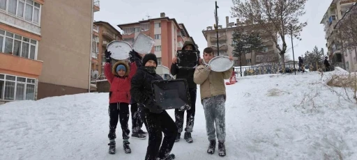 Karne tatili kar sevincine d&ouml;n&uuml;şt&uuml;
