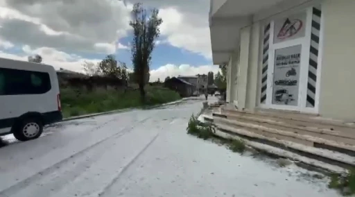 Kars&rsquo;a dolu yağdı: Vatandaşlar kar temizler gibi k&uuml;rek salladı
