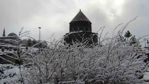 Kars beyaz gelinliğini giydi
