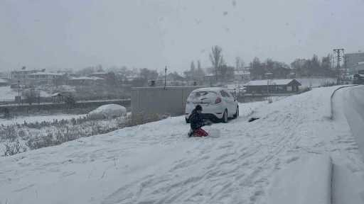 Kars beyaz gelinliğini giydi: Meteoroloji uyarmıştı, kar şehre indi
