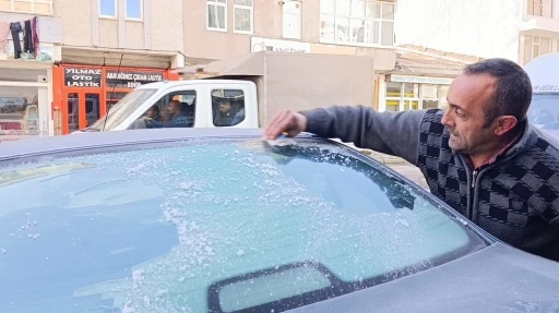 Kars buz kesti, araç camları dondu

